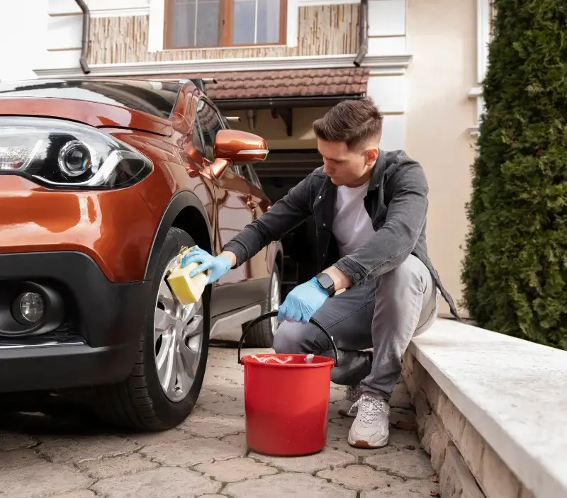 Lavage auto à domicile Le Pescher : professionnel intervenant sur un véhicule